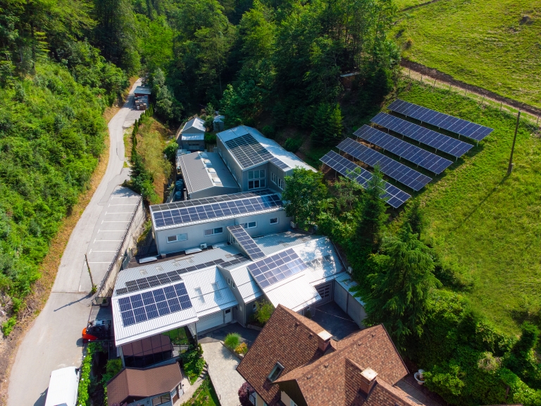 Sončna elektrarna na strehi tovarne ter na prosto zemeljski  konstrukciji