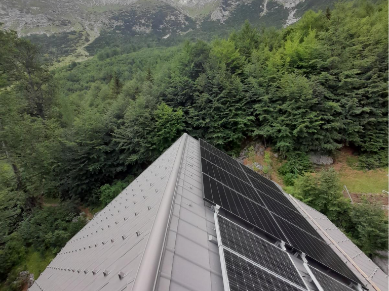 Otočne sončne elektrarne na planinskih kočah